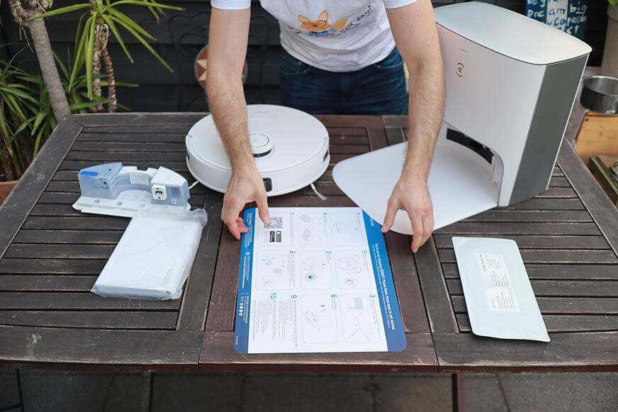 der gesamte Lieferumfang des ECOVACS DEEBOT T10 liegt auf einem Tisch